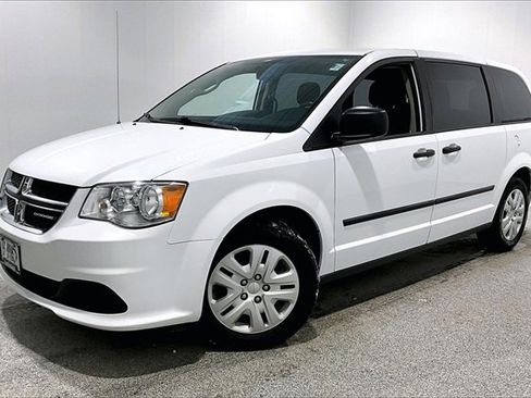 Used 2017 Dodge Grand Caravan SE w/ UConnect Hands-Free Group image 3