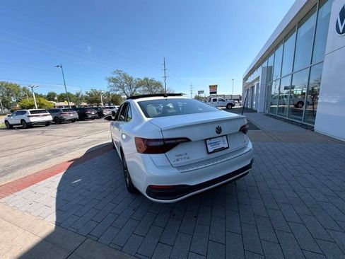 Certified 2024 Volkswagen Jetta SE w/ Panoramic Sunroof Package FWD image 21