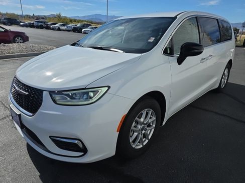 Used 2024 Chrysler Pacifica Touring-L image 8