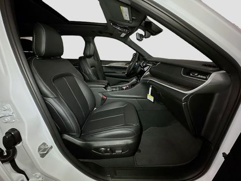 New 2025 Jeep Grand Cherokee Limited w/ Luxury Tech Group II image 32