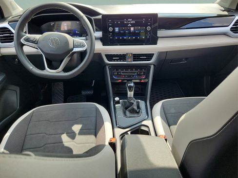 Certified 2025 Volkswagen Taos SE image 10