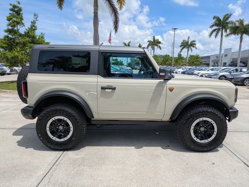 Certified 2025 Ford Bronco Badlands w/ Sasquatch Package AWD/4WD image 3