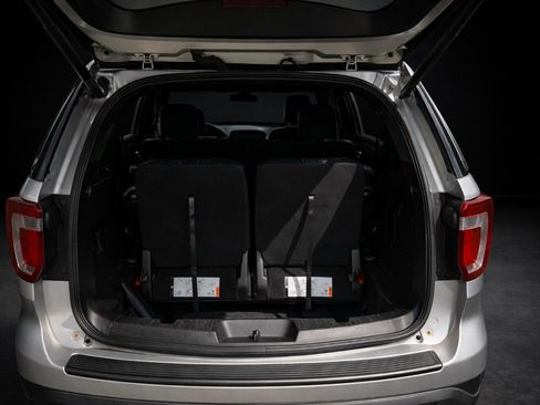 Used 2018 Ford Explorer XLT w/ Equipment Group 202A image 9