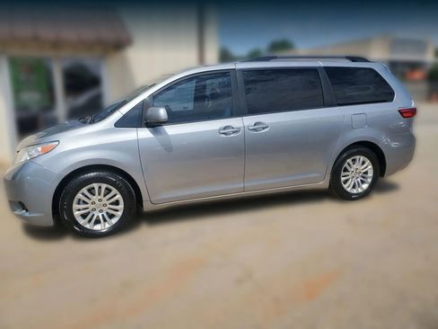 Used 2017 Toyota Sienna XLE w/ XLE Navigation Package FWD image 4