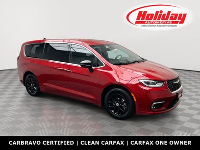 Used 2025 Chrysler Pacifica Select