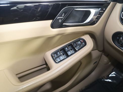 Used 2020 Porsche Macan AWD/4WD image 34