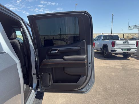 Used 2023 GMC Sierra 1500 AT4 w/ Technology Package AWD/4WD image 17
