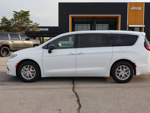 New 2026 Chrysler Pacifica Select image 8