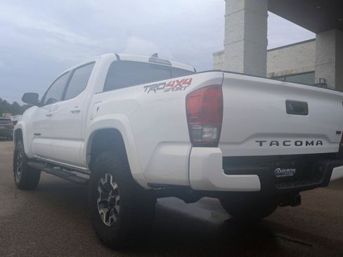 Used 2017 Toyota Tacoma TRD Sport w/ Tow Package (A/T) AWD/4WD image 3