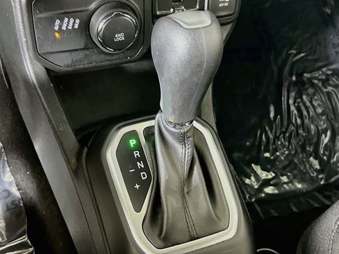 Used 2019 Jeep Renegade Latitude w/ Cold Weather Group AWD/4WD image 16