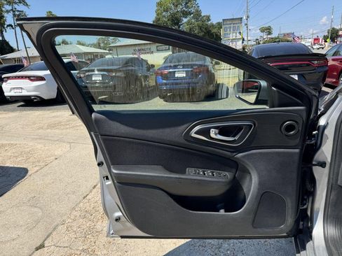Used 2015 Chrysler 200 Limited image 11