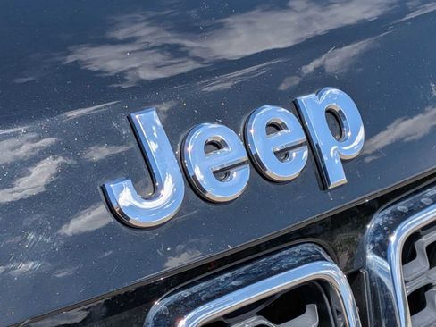 Used 2018 Jeep Grand Cherokee Laredo AWD/4WD image 11