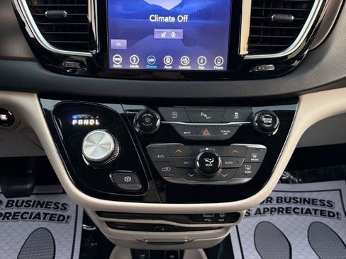 Used 2018 Chrysler Pacifica Touring-L Plus FWD image 16