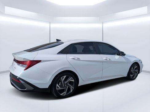 Used 2026 Hyundai Elantra Limited FWD image 3