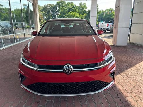 Used 2025 Volkswagen Jetta SE w/ Sunroof Package FWD image 4