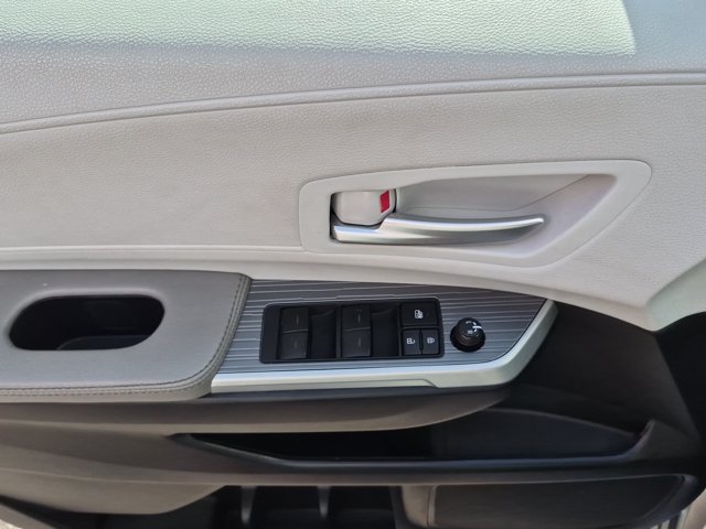Used 2025 Toyota Sienna XLE FWD image 18