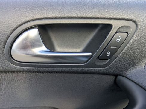 Used 2017 Volkswagen Tiguan S image 11