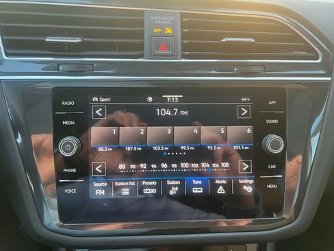 Used 2023 Volkswagen Tiguan SE w/ Panoramic Sunroof Package AWD/4WD image 29