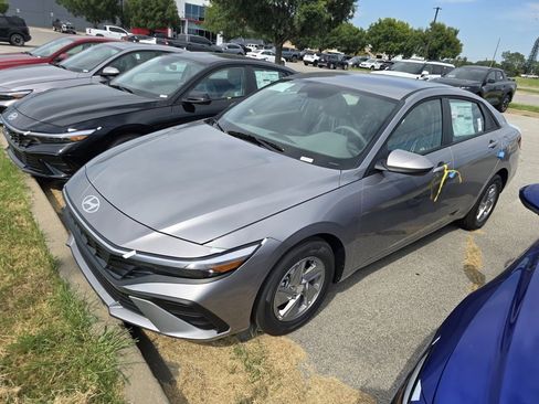 New 2025 Hyundai Elantra SE image 1