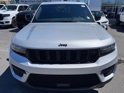 Used 2025 Jeep Grand Cherokee Altitude AWD/4WD image 2