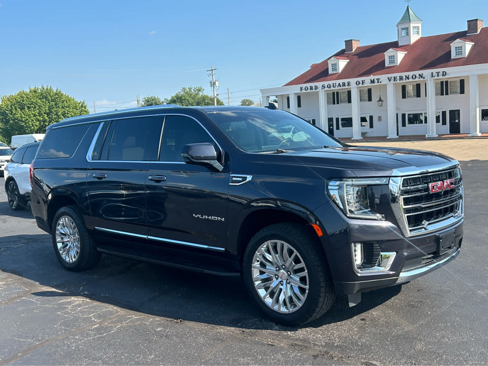 Used 2023 GMC Yukon XL SLT w/ SLT Premium Package AWD/4WD image 4