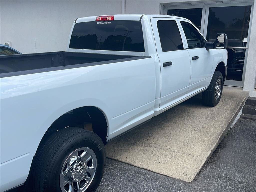 Used 2024 RAM 3500 Tradesman w/ Chrome Appearance Group AWD/4WD image 6