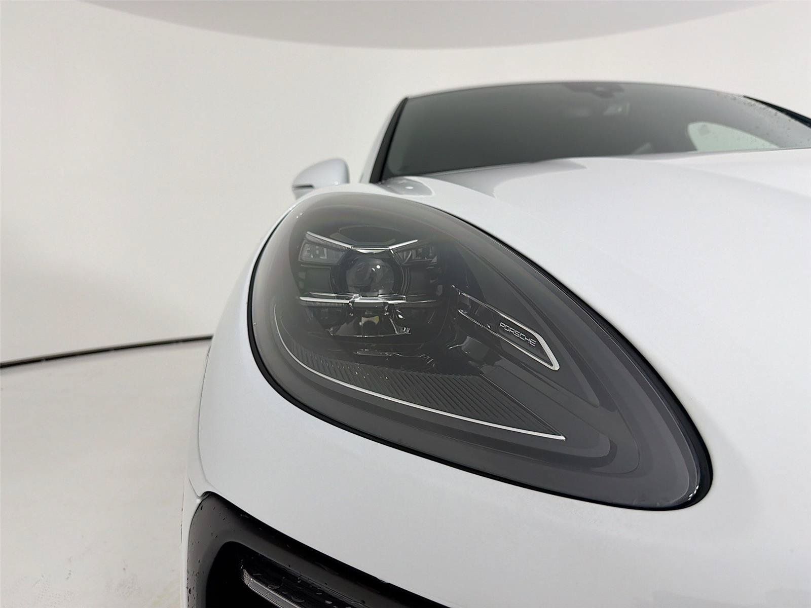 Used 2025 Porsche Macan AWD/4WD image 32