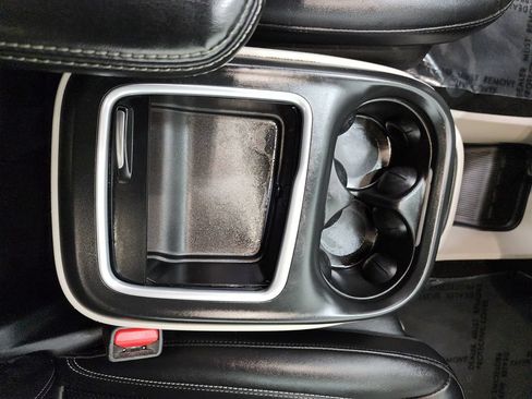 Used 2024 Chrysler Pacifica Touring-L FWD image 21