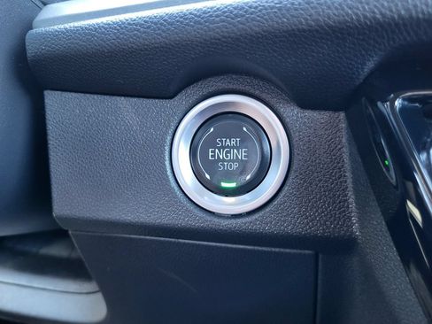 Used 2025 Chevrolet Traverse LT FWD image 17