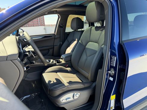 Certified 2025 Porsche Macan image 24