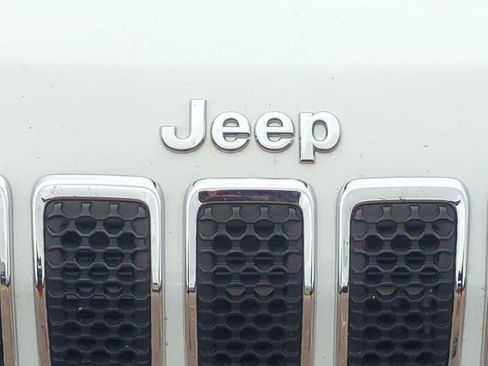 Used 2020 Jeep Cherokee Latitude Lux w/ Comfort/Convenience Group AWD/4WD image 11