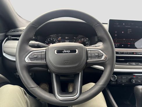 Used 2025 Jeep Compass Limited image 15