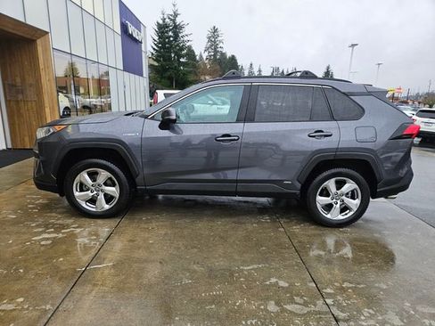 Used 2021 Toyota RAV4 XLE Premium image 8