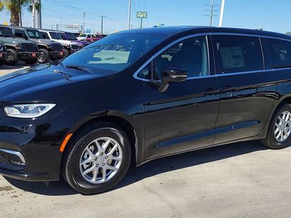 New 2026 Chrysler Pacifica Select