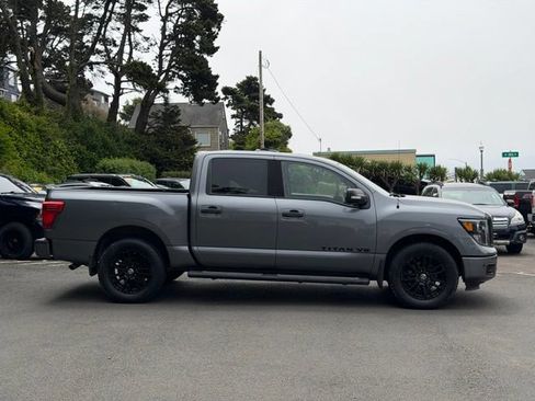 Used 2018 Nissan Titan SV w/ SV Convenience Package AWD/4WD image 4