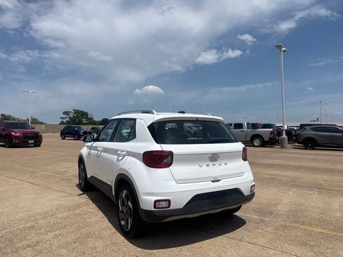 Used 2025 Hyundai Venue SEL FWD image 14