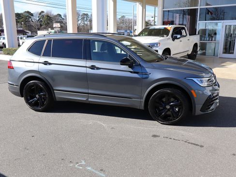 Used 2023 Volkswagen Tiguan SE R-Line image 11
