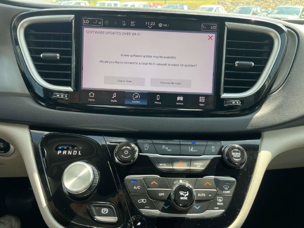 Used 2024 Chrysler Pacifica Touring-L FWD image 23