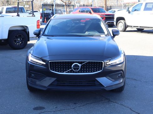 Used 2025 Volvo V60 B5 Cross Country Plus image 3