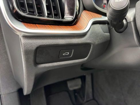 Used 2025 Volvo V60 B5 Cross Country Plus image 12