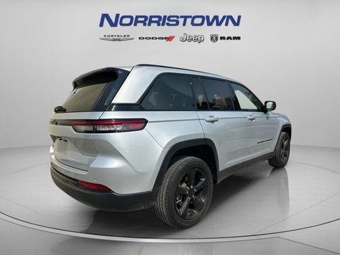 Used 2023 Jeep Grand Cherokee Altitude AWD/4WD image 7