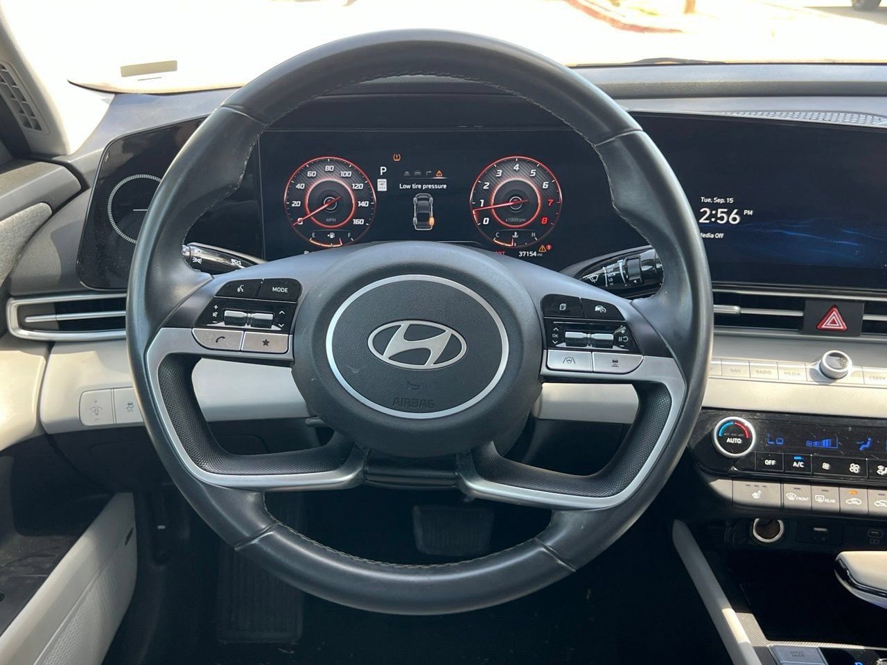 Used 2025 Hyundai Elantra Limited FWD image 15