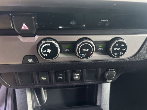 Used 2017 Toyota Tacoma SR5 image 11
