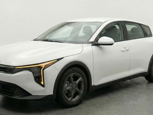 Used 2025 Kia K4 LXS FWD image 3