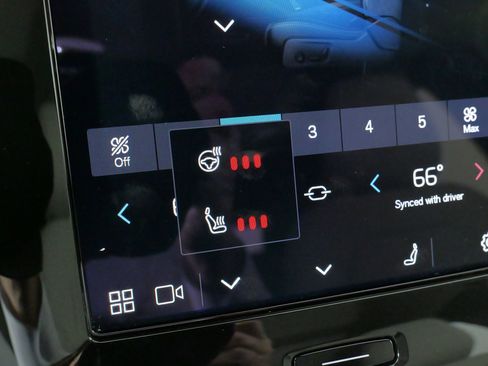 Used 2024 Volvo XC40 B5 Plus w/ Climate Package image 57