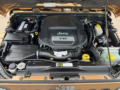 Used 2015 Jeep Wrangler Unlimited Sahara w/ Dual Top Group AWD/4WD image 15