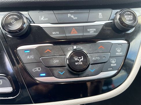 Used 2024 Chrysler Pacifica Select image 16