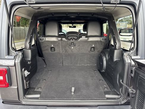 Used 2018 Jeep Wrangler Unlimited Sahara image 30