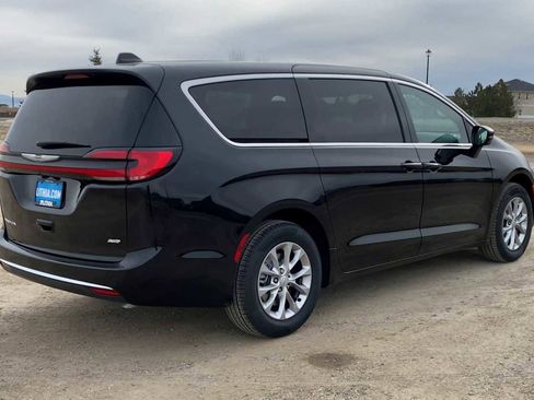 New 2026 Chrysler Pacifica Select image 8