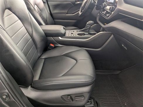 Used 2023 Toyota Highlander XLE image 34